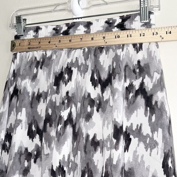 Cute Flowy Mini Skirt Size M Smocked Waist Semi Shark Bite Hem Black White - Picture 3 of 8